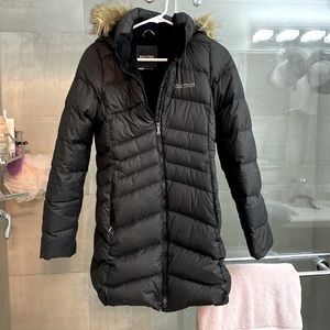 Marmot XS coat. Black with fur hood that is removable!
